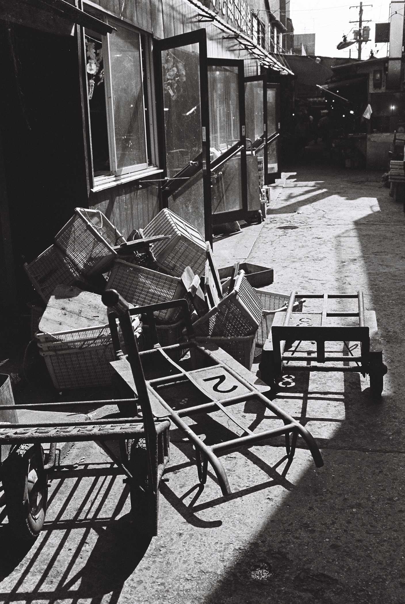 青森駅前周辺の露店と市場・八戸工業港と漁連ドック